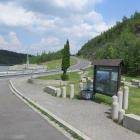 Sypaná hráz a vodní elektrárna u řeky Moravice směr vodní nádrž Kružberk